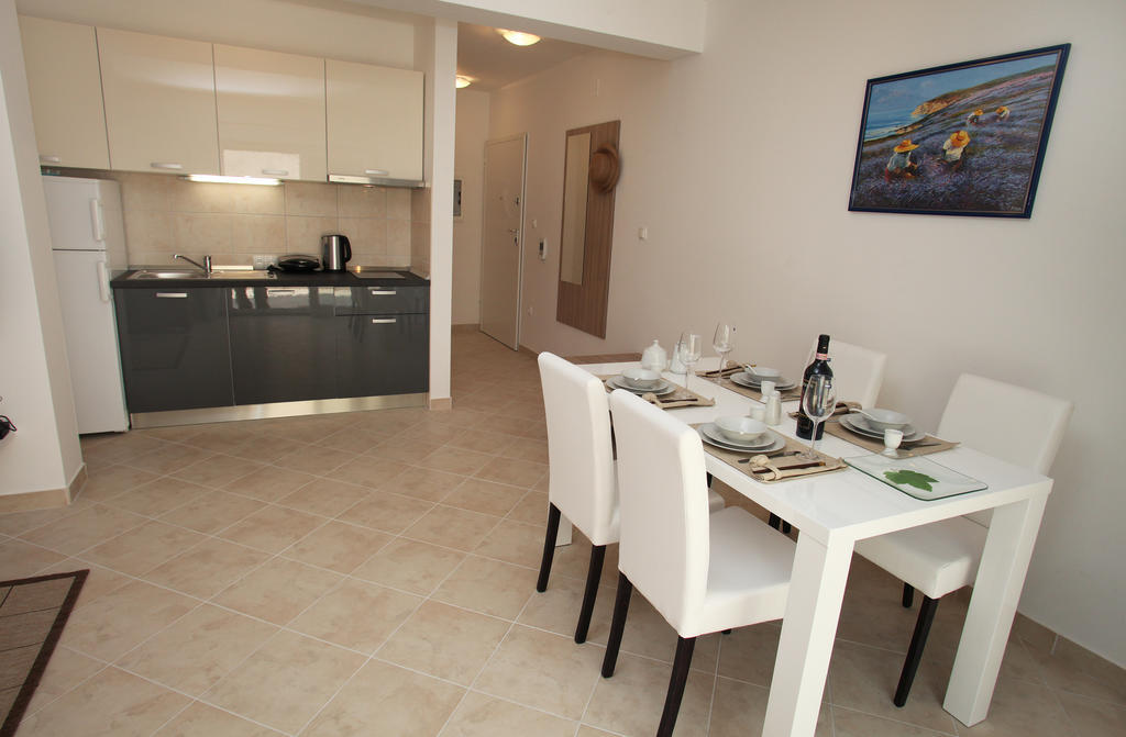 Villa Iris Apartments Сегет-Враниця Екстер'єр фото